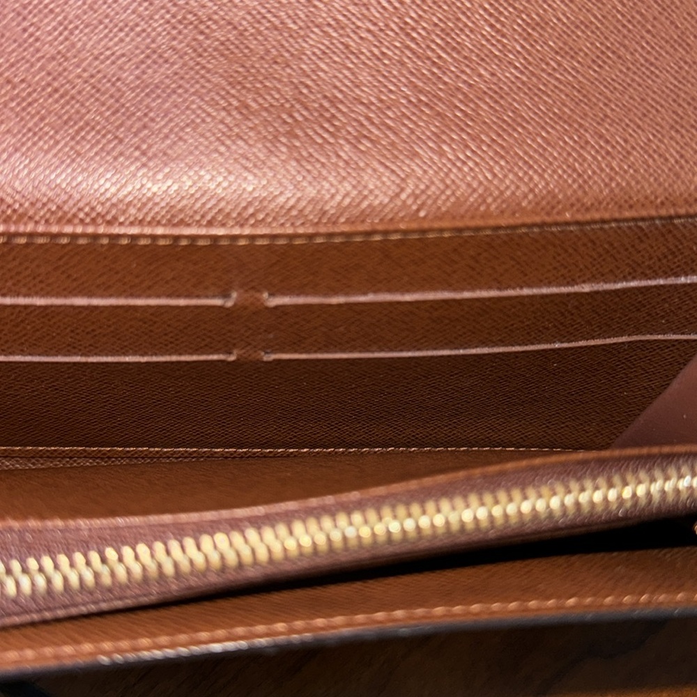 Authentic Pre-Loved Louis Vuitton Monogram Long wallet - Snap closure - zipper - Picture 4 of 9